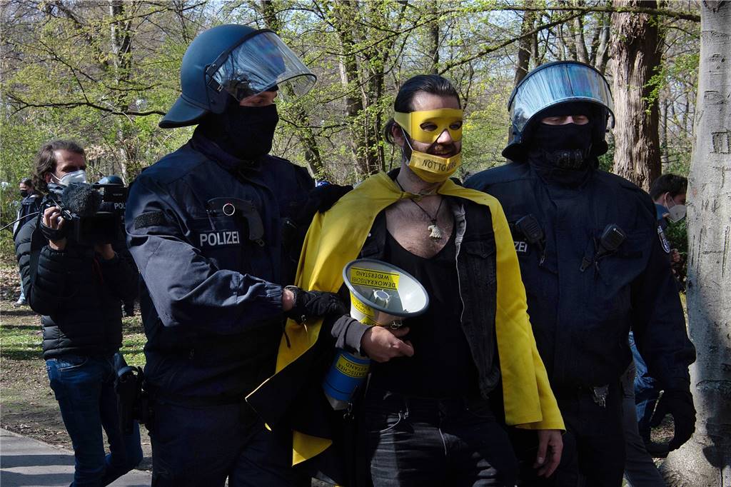 Einsatzkräfte der Polizei führen unweit der Straße des 17. Juni einen Demnstranten ab. Mehrere tausend Menschen protestieren gegen die Corona-Beschränkungen und der Änderung des Infektionsschutzgesetz.