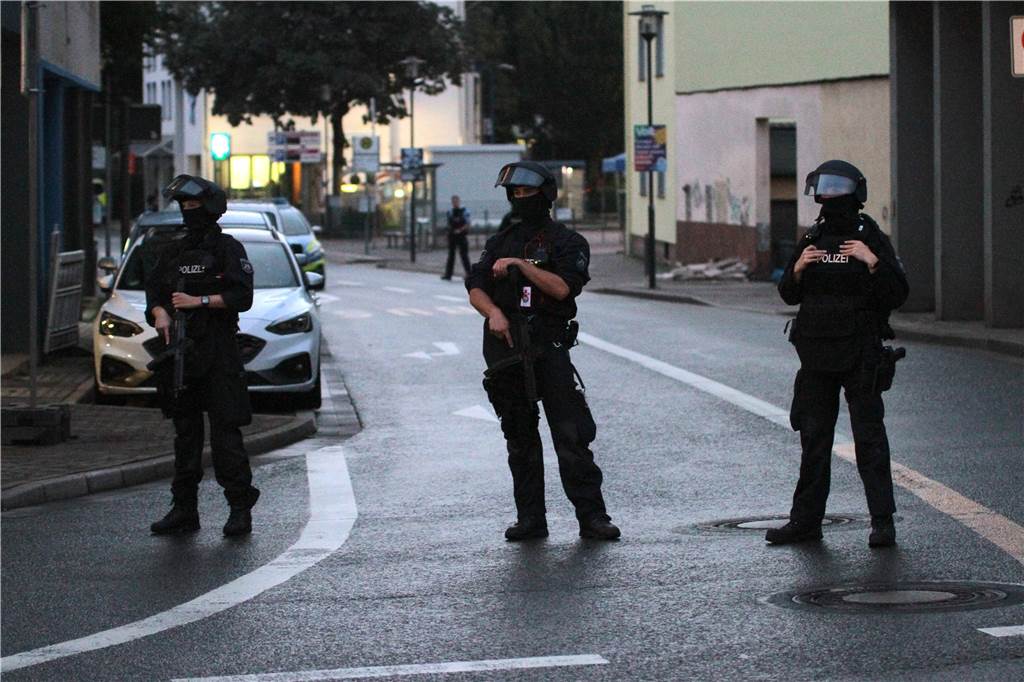 Einsatzkräfte der Polizei hatten schwer bewaffnet eine Straßen in Hagen gesperrt.