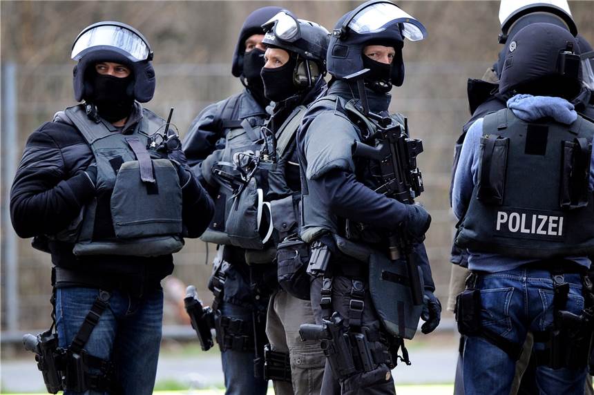 In der Etage geirrt: SEK stürmt falsche Wohnung - Student über Entschuldigung empört Einsatzkräfte der Polizei in Essen hatten sich bei einem Einsatz in der Etage geirrt und einem Studenten einen gehörigen Schrecken eingejagt. (Symbolfoto)