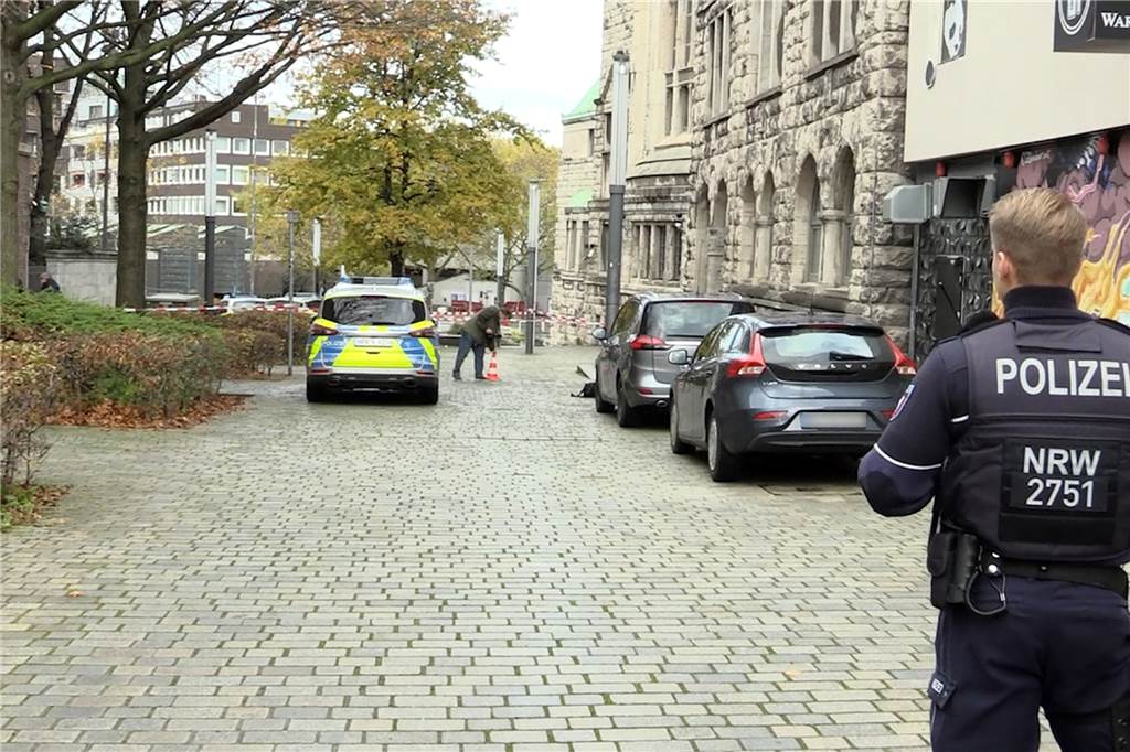 Geplanter Anschlag auf Synagoge: Anwalt des Verdächtigen kritisiert Ermittler Einsatzkräfte der Polizei stehen am Rabbinerhaus bei der Alten Synagoge in Essen.