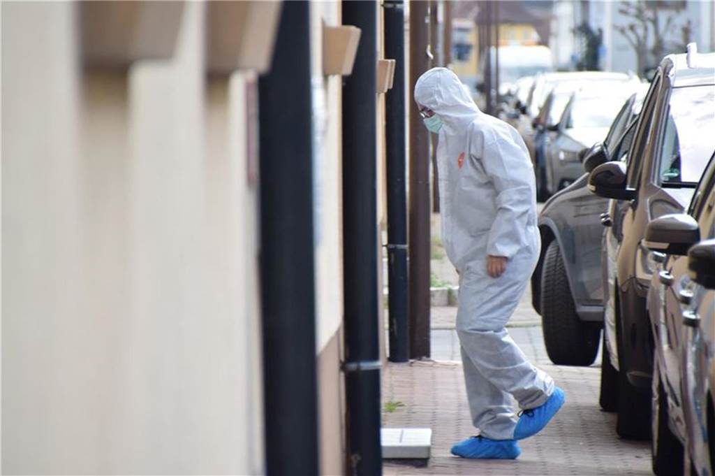 Zwei Kinder tot an Ostern in Hockenheim gefunden: Angehörige (43) wurde festgenommen Einsatzkräfte der Polizei und Spurensicherung sind in Hockenheim im Einsatz.