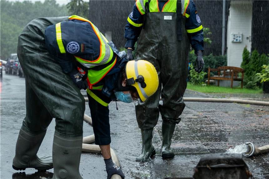 THW Lünen seit elf Tagen im Einsatz: Aufräumen im Katastrophengebiet Einsatzkräfte des THW Lünen spülen in Bad Münstereifel Kanäle frei, damit sie Wassermengen aufnehmen können.