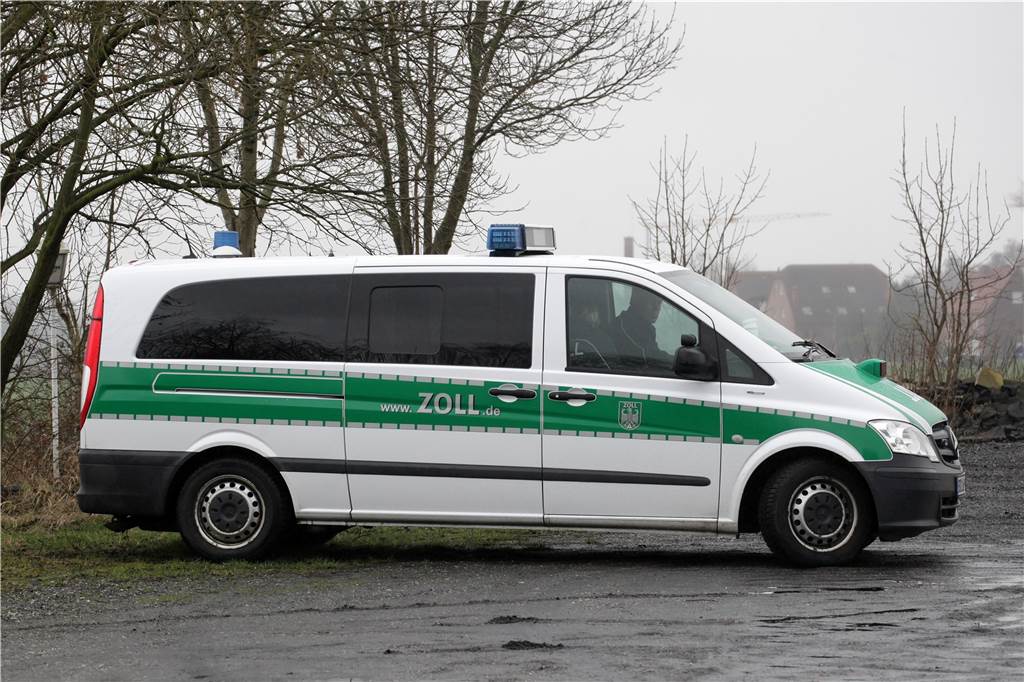 Zoll-Aktion auch in Lünen? Einsatzkräfte verhaften vier Männer Einsatzkräfte des Zolls standen am Dienstagvormittag auch auf einem Parkplatz am Rand von Wethmar.