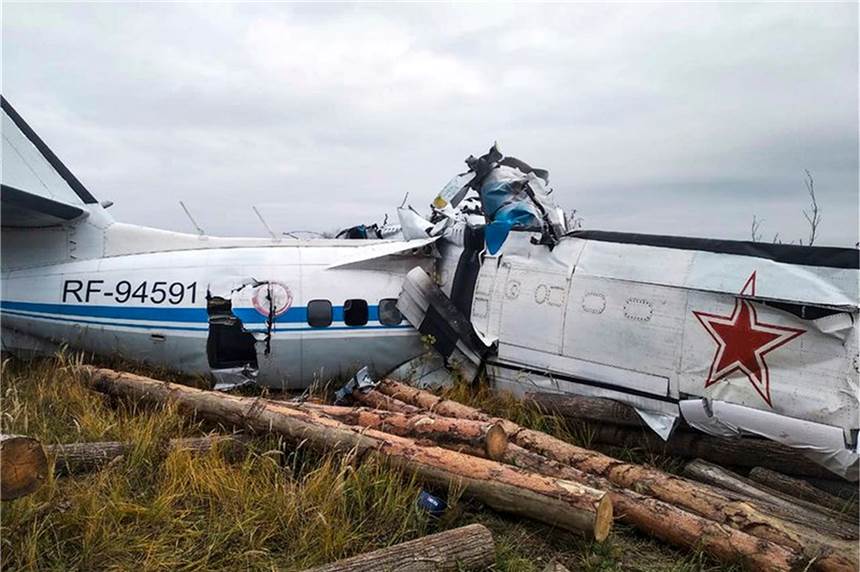 Flugzeugabsturz in Russland: Viele Fallschirmspringer gestorben Einsatzkräfte haben aus dem Wrack - das zwischenzeitlich Feuer gefangen haben soll - mehrere Tote geborgen.