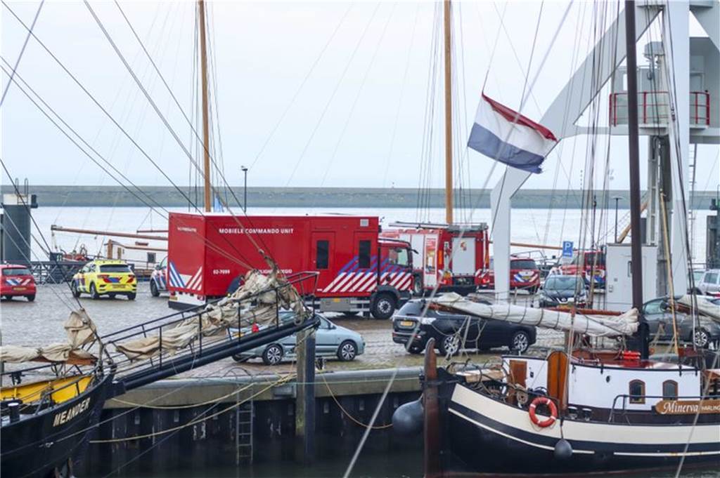 Fähr-Unglück in den Niederlanden: Zwei Tote, zwei Vermisste - wenig Hoffnung auf Rettung Einsatzkräfte im Hafen von Harlingen.