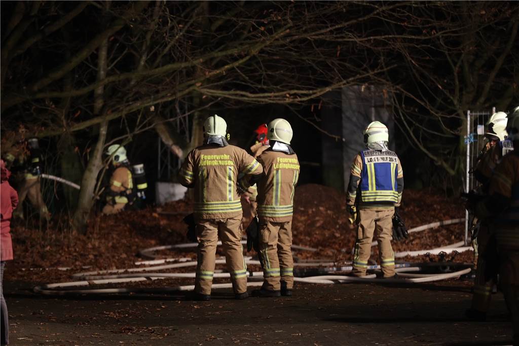 Feuerwehr kämpft auf Bauernhof in Ermen gegen die Flammen Einsatzkräfte im Löscheinsatz in der Bauerschaft Ermen zwischen Selm und Nordkirchen