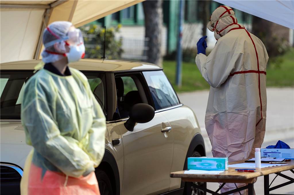 Coronavirus in NRW: Erster Corona-Todesfall in Bochum - Liveblog zur Lage in NRW Einsatzkräfte mit Schutzausrüstungen nehmen an einem "Drive In-Schalter" Proben. Nachdem ein Lehrer einer Grundschule positiv auf Corona-Virus getestet wurde, müssen zahlreiche Schüler zum Test.