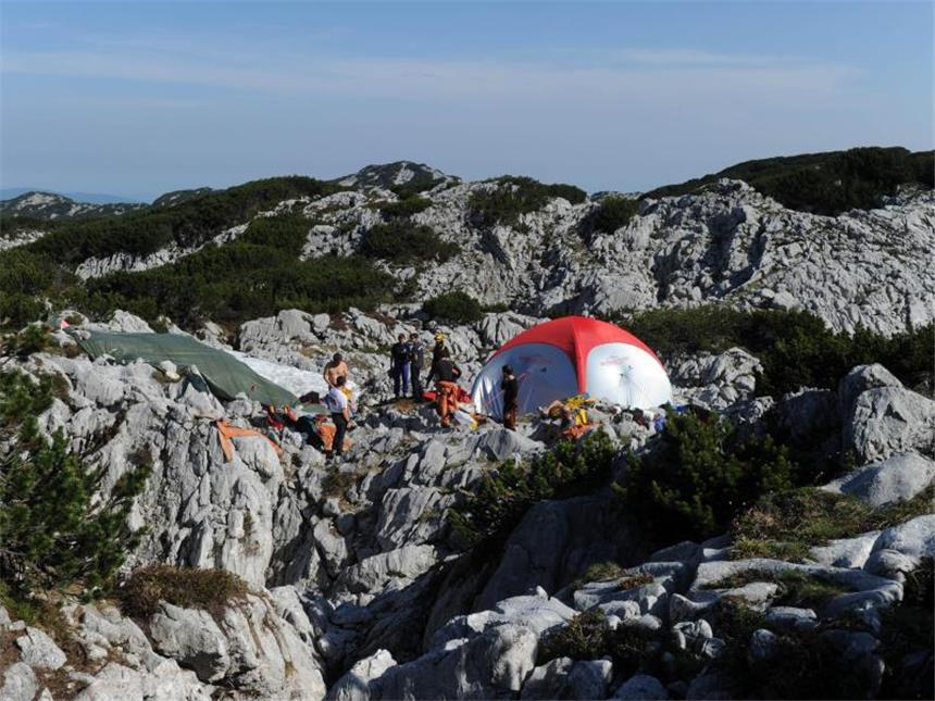 Transport von verletztem Höhlenforscher gut gestartet Einsatzkräfte stehen am Einstieg der Riesending-Schachthöhle am Untersberg in Bayern. Foto: Tobias Hase