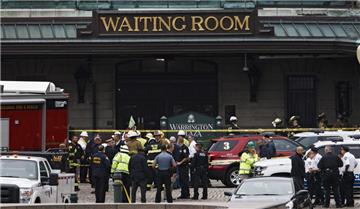 Einsatzkräfte vor dem Bahnhof in Hoboken bei New York. Dort raste ein Zug ungebremst in den Bahnhof. 