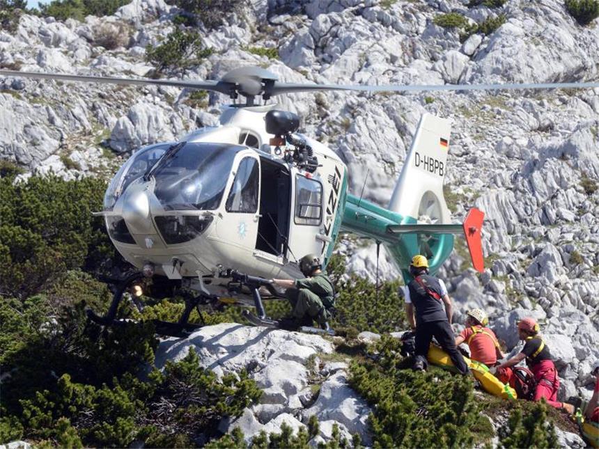 Transport von verletztem Höhlenforscher gut gestartet Einsatzkräfte werden von einem Hubschrauber abgeholt. Foto: Tobias Hase