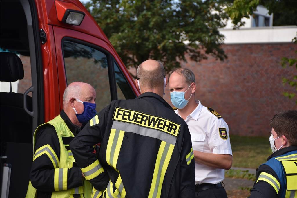 Großeinsatz der Feuerwehr: Vredener Freibad wegen giftiger Dämpfe geräumt Einsatzleiter Andreas Becking (l.) im Gespräch mit Kreisbrandmeister Stefan van Bömmel (r.) und Christian Nienhaus, Leiter der Feuerwehr Vreden.