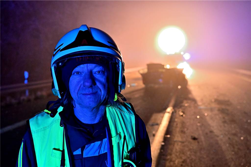 Schwerer Unfall am Bossendorfer Damm: Zwei Menschen sterben Einsatzleiter Udo Garschagen von der Feuerwehr Haltern an der Unfallstelle