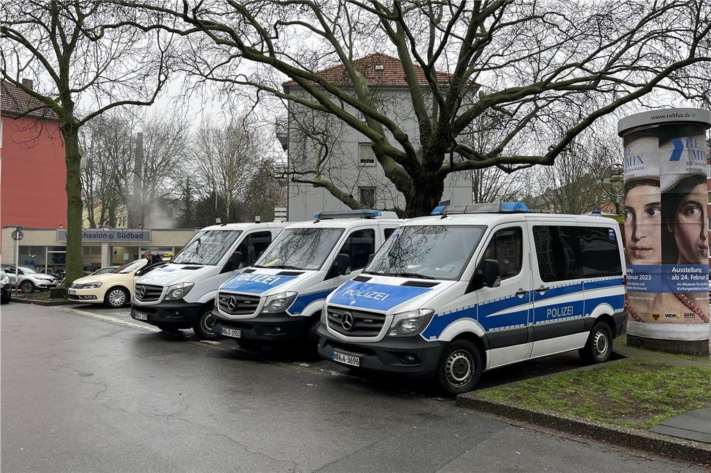 Einsatzwagen stehen an der Ruhr-Allee