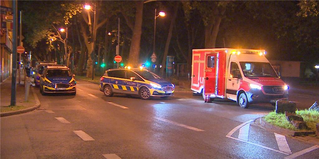 Polizeieinsatz nach Schussgeräuschen in der Dortmunder Nordstadt Einsatzwagen von Polizei und Rettungsdienst waren in der Nacht auf den 15.6. am Nordmarkt zu sehen. Es waren Schussgeräusche gemeldet worden.,
