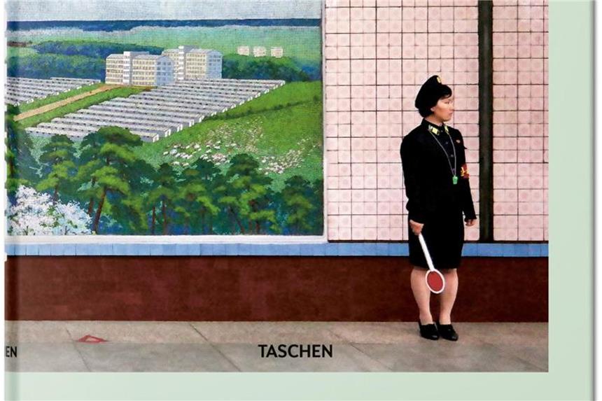 Bunt wie Drops: Bilder aus Pjöngjang Einschüchternde Monumentalbauten und pastellfarbene Hochhäuser. „Inside North Korea“ gibt überraschende Einblicke in die Architektur von Pjöngjang. Foto: Taschen Verlag