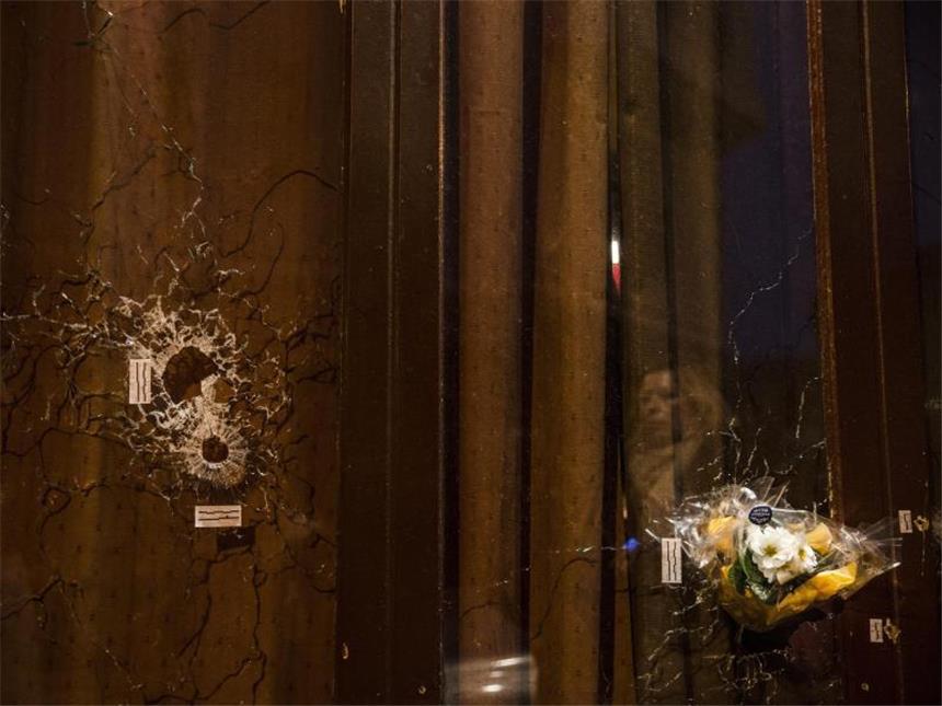 Frankreich steht unter Schock Einschusslöcher in den Fensterscheiben des Cafe Carillon in Paris. Auch hier hatten Terroristen ein Blutbad angerichtet. Foto: Yoan Valat
