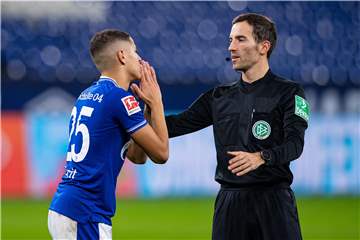 „Einsichtig gezeigt“: Schalkes Trainer Manuel Baum hält die Begnadigung von Amine Harit (hier im Spiel gegen Stuttgart im Zwiegespräch mit Schiedsrichter Benjamin Brand) für „total konsequent“.