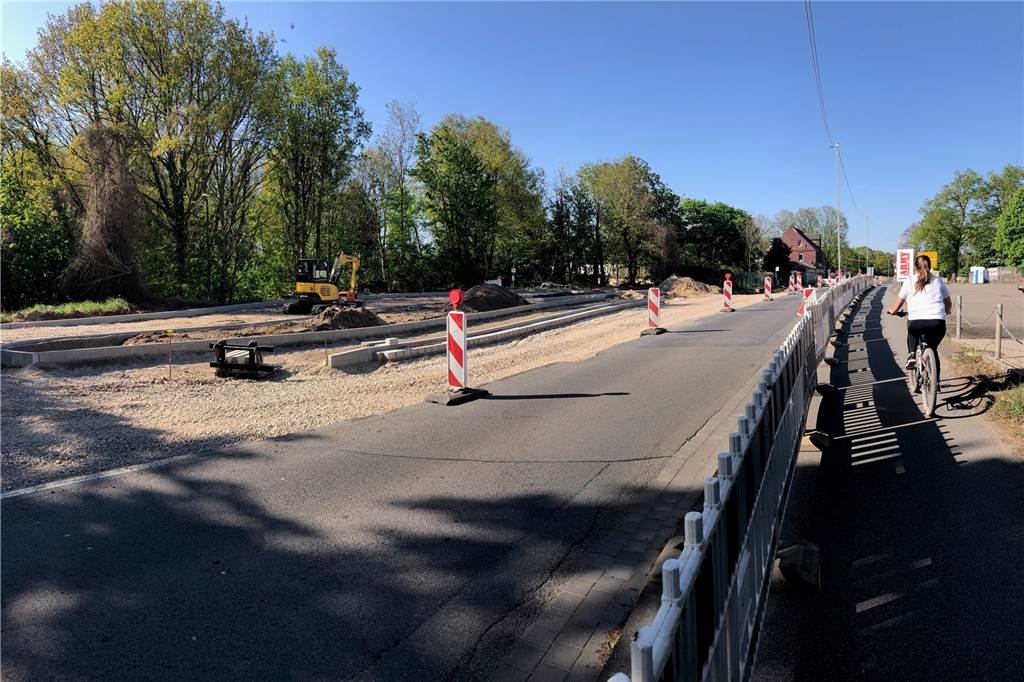 Zwei neue Querungshilfen sorgen für eine große Baustelle Einspurig wird derzeit der Verkehr an der Baustelle vorbeigeführt. Das Ausmaß der Arbeiten hat viele Schermbecker überrascht.