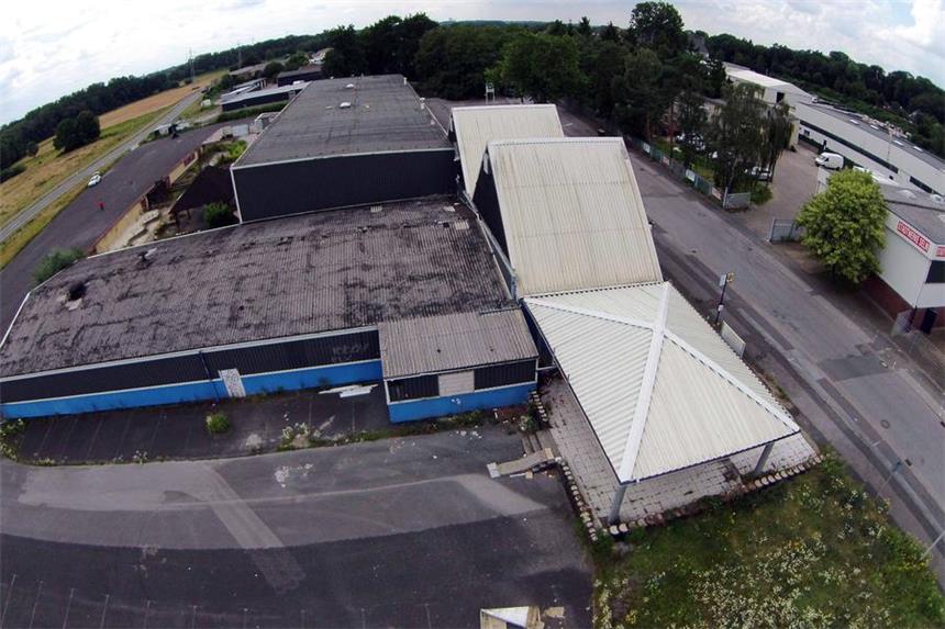Einst Disco, heute Leerstand, demnächst Standort von Containern für eine Flüchtlingsunterkunft: Dieses Grundstück an der Industriestraße hat die Stadt Selm im Jahr 2016 vom bisherigen Inhaber Ebrecht gekauft. Die Halle, in der zuletzt der Easy Danceclub war, wird nun abgerissen.