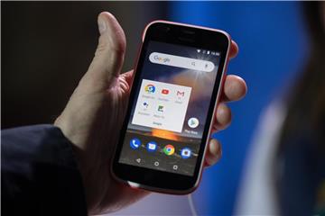 Einsteigertelefon mit sparsamem Betriebssystem: Das neue Nokia 1 ist eines der ersten Smartphones, die hierzulande mit Android Go ausgeliefert werden. Foto: Andrea Warnecke
