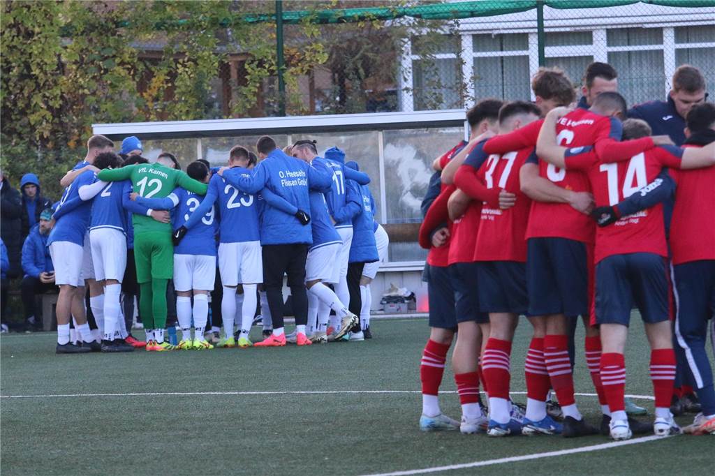 VfL Kamen siegt beim Spitzenreiter: „Endlich haben wir die Dinger auch reingemacht“ Einstimmen aufs Topspiel: Der VfL Kamen (hinten) und der SVE Heessen bilden Mannschaftskreise.