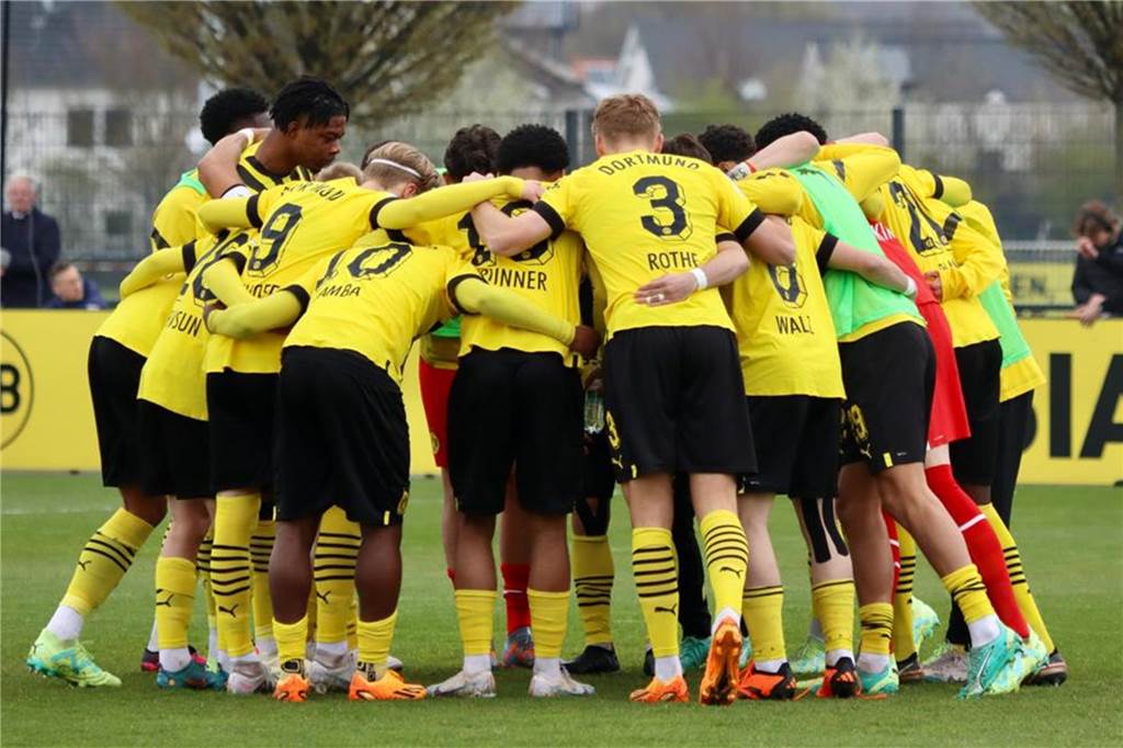 Die U19 von Borussia Dortmund bildet einen Kreis. 