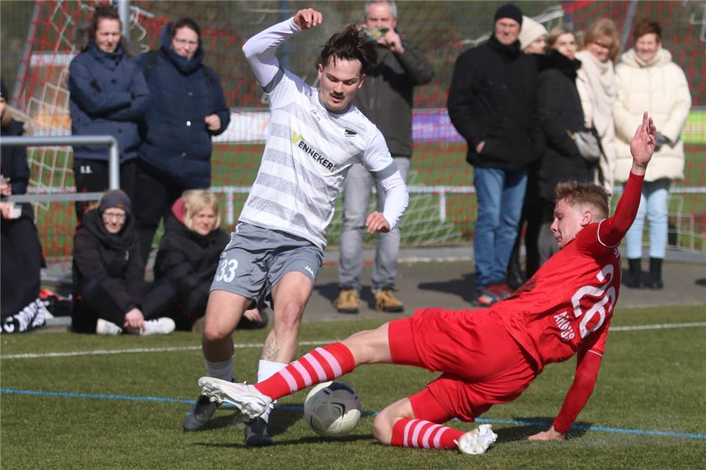 Eintracht Ahaus dreht Spiel beim FC Nordkirchen: „Stärkste 20 Minuten der Saison“ reichen nicht Robin Schwick im Zweikampf
