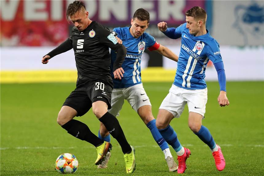 Marvin Pourié hat einen neuen Verein gefunden - es ist ein echter Traditionsverein Eintracht Braunschweig hat Marvin Pourié (l.) wieder verlassen. Stattdessen hat er einen neuen Traditionsverein gefunden.