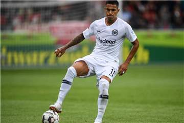 Eintracht Frankfurt muss länger auf Carlos Salcedo verzichten. Foto: Patrick Seeger
