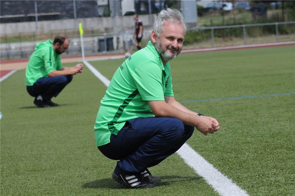 Ein großer Wunsch von Eintracht Ickern geht in Erfüllung Eintracht-Ickern-II-Trainer Cemal Cicibas (r) und Sascha Schöner (im Hintergrund) haben erfolgreich einen Antrag beim Fußballkreis gestellt.