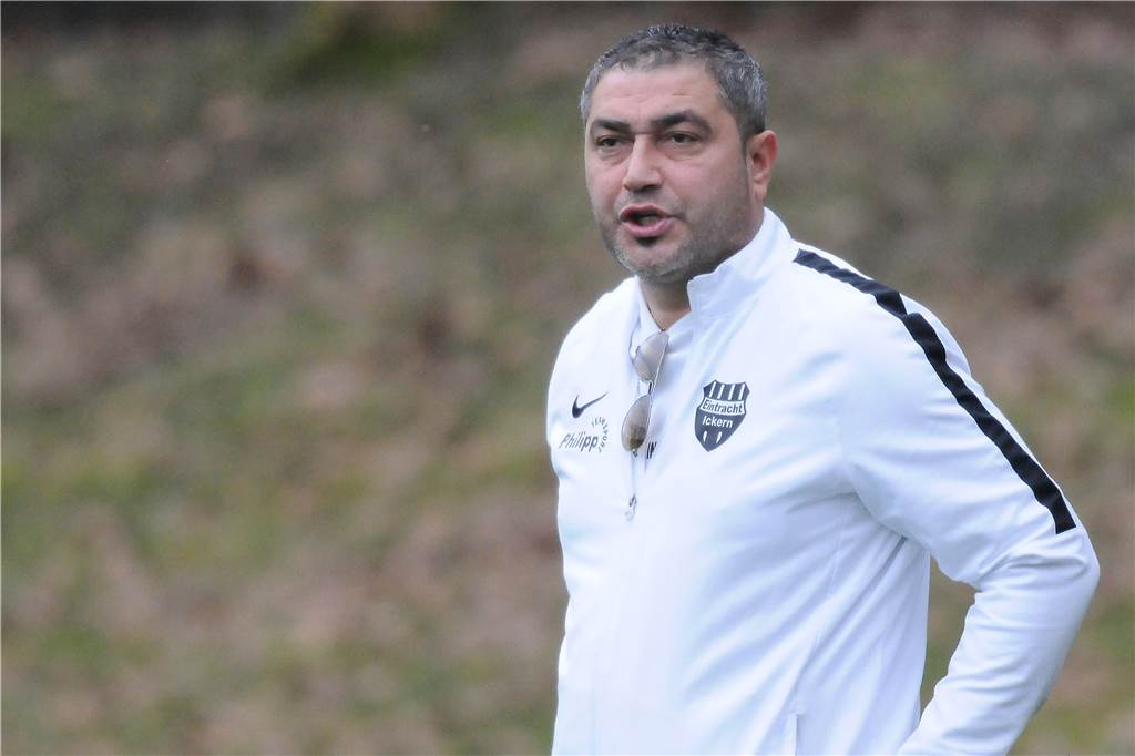 Eintracht-Ickern-Trainer Erkan Gül musste mit seinem Team wochenlang auswärts trainieren und spielen.