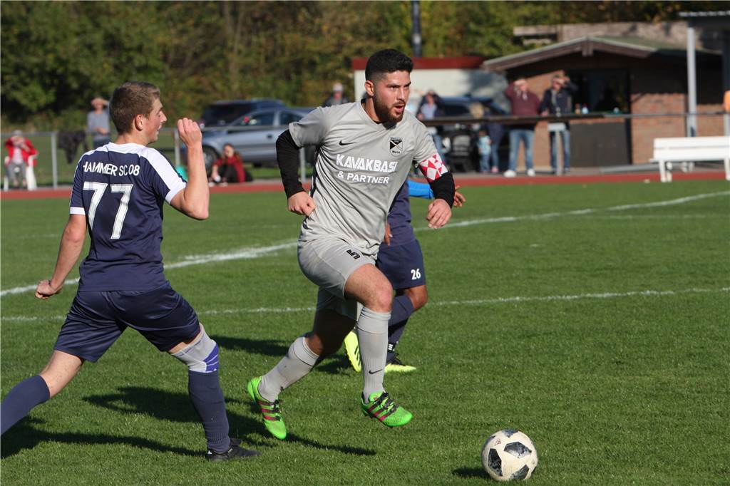 Zwei Felder, drei Vereine, zwei Sportarten: So sehen die Klubs die Kunstrasen-Lösung im Dahl Eintracht-Kapitän Enes Akyüz spielt am liebsten auf Rasen.