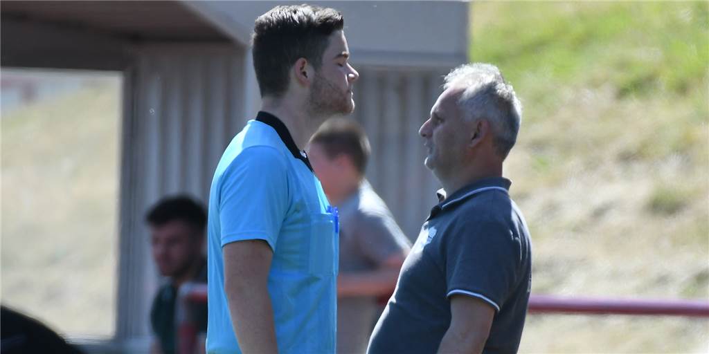 Castrop-Rauxeler Trainer sieht nach 32 Derby-Minuten die Rote Karte - mit Recht? Eintracht-Trainer Cemal Cicibas (r) sah in der ersten Halbzeit die Rote Karte. Der Feldverweis hatte offenbar eine Vorgeschichte.