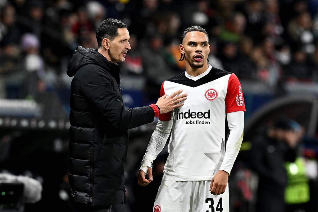 Senkrechtstarter Nnamdi Collins rechnet mit BVB ab: „Interessiert mich nicht, was da abgeht“ Dino Toppmöller spricht mit Nnamdi Collins.