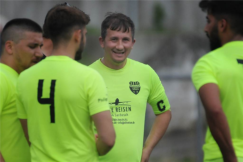 Trainer im Urlaub: Team schwänzt Spiel in Herne - einmalige Sache? Eintracht-Trainer Ramazan Erdem (Mitte) ist derzeit in der Türkei.