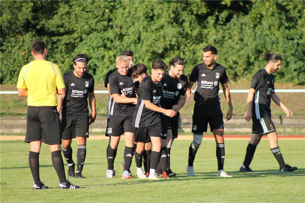 SuS Oberaden scheitert an Torhüter: Eintracht Werne gewinnt A-Ligavergleich Eintracht Werne jubelt beim Testspiel in Oberaden. Neuzugang Santino Benning (Dritter von links) traf zum zwischenzeitlichen 0:2.