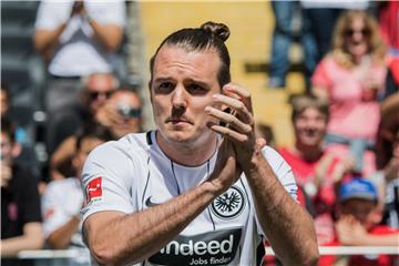 Eintrachts Fans sind mit dem Abschied von Alex Meier nicht zufrieden. Foto: Andreas Arnold