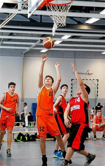 Eintrachts U14 (in Orange) im Spiel gegen die SG Hemer. 