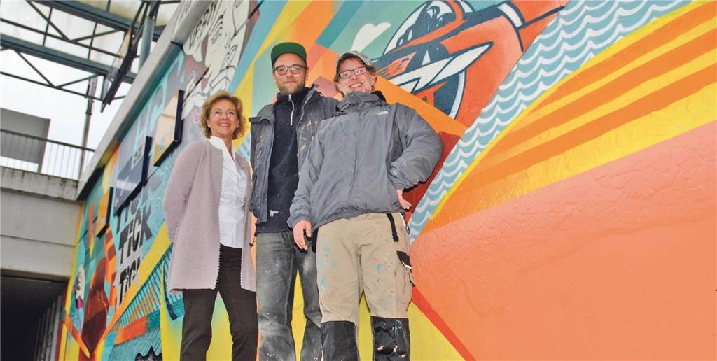 Nach öffentlicher Kritik: Graffiti-Kunstwerk am Bahnhof Dorsten bleibt Menschen vor Graffiti.