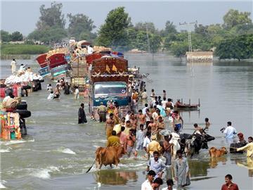 Einwohner auf der Flucht aus der überfluteten Region in Pakistans Provinz Punjab. Die heftigen Überschwemmungen wurden den heftigen Monsunregen verursacht (Archivbild).
