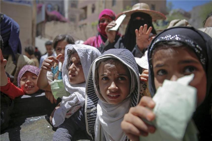 UN warnen vor Hungersnot mit Millionen Opfern im Jemen Einwohner von Sanaa warten von einer lokalen Wohltätigkeitsorganisation auf eine Essensration. Foto: Hani Mohammed