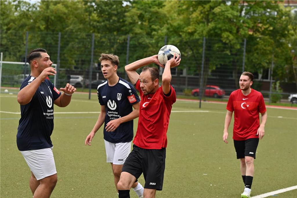 Tor in der Nachspielzeit: TSC Kamen holt späten Punkt gegen Gurbet Einwurfsituation während des Spiels.