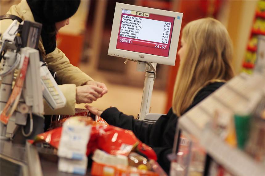 Wird der Einkauf bei Rewe teurer? So will der Konzern mit den Preissteigerungen umgehen Ein Kassiererin nimmt in Köln (Nordrhein-Westfalen) in einem Supermarkt das Geld einer Kundin entgegen.