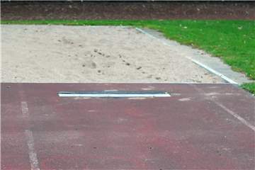 Einzelsportler dürften Leichtathletikanlagen, wie die hier im Ahauser Stadtpark, theoretisch auch während des November-Lockdowns nutzen. Die Stadt hat allerdings all ihre Anlagen gesperrt.