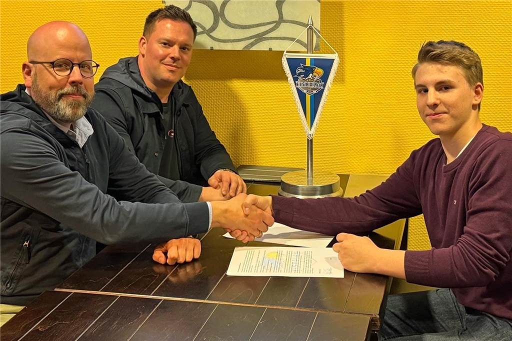 “ Eisadler-Vorsitzender Stefan Witte (v.l.) und der Sportliche Leiter Matthias Potthoff begrüßen Marko Brlic.