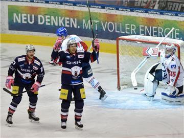 Eisbären-Spieler Bruno Gervais (M) jubelt über das 4:3 gegen Mannheim. Foto: Klaus-Dietmar Gabbert