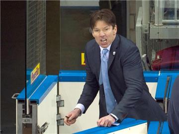 Eisbären-Trainer Uwe Krupp muss nach Bescherden über die Schiedsrichter den Coaching-Bereich verlassen. Foto: Bernd Thissen