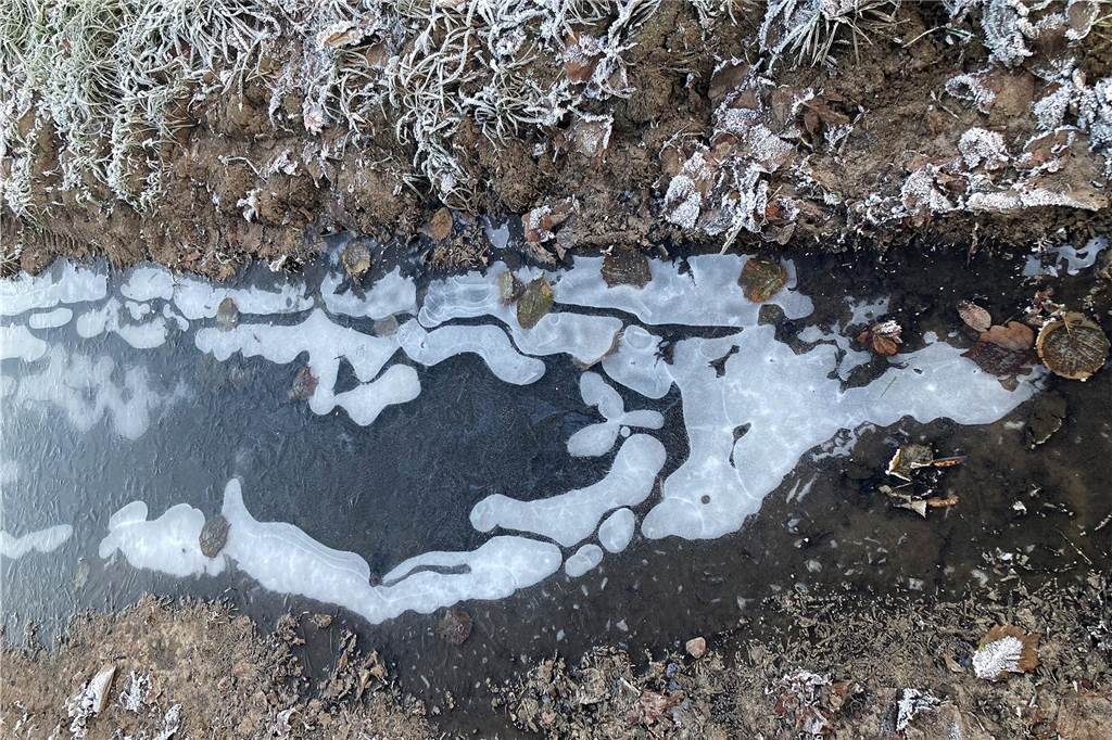 Eiserne Pfützen auf einem Feldweg hat unser Fotograf Günther Goldstein abgelichtet.