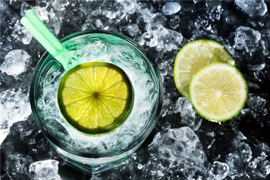 Mit Freunden feiern trotz Corona: einfache Cocktailrezepte für die Onlineparty Eisgekühlte Cocktails kann man sich einfach selbst mixen.