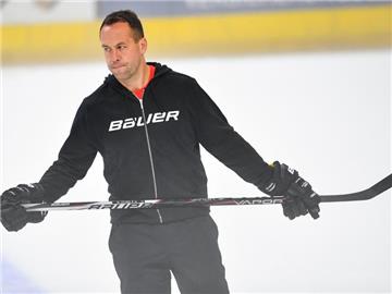 Eishockey-Bundestrainer Marco Sturm muss auf Abwehrspieler Denis Reul verzichten. Foto: Uwe Anspach